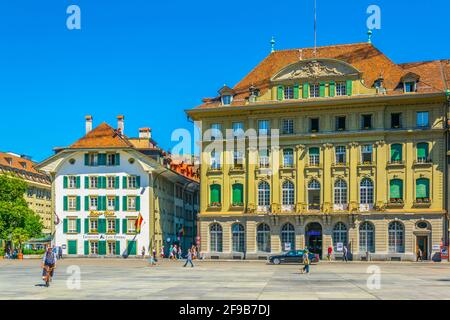 BERN, SCHWEIZ, 17. JULI 2017: Auf dem Bundesplatz in Bern, Schweiz, schlendern Menschen Stockfoto