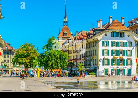 BERN, SCHWEIZ, 17. JULI 2017: Auf dem Bundesplatz in Bern, Schweiz, schlendern Menschen Stockfoto