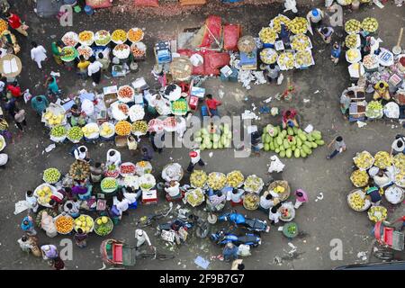 Die bangladeschischen Obsthändler warten während einer landesweiten Sperre auf Kunden auf einem Freiluftmarkt, um die Ausbreitung des neuartigen Coronavirus am 17. April 2021 in Dhaka, Bangladesch, einzudämmen. Foto von Suvra Kanti das/ABACAPRESS.COM Stockfoto
