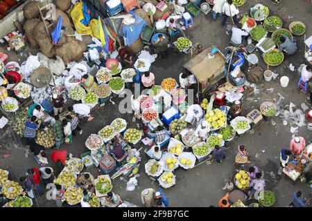 Die bangladeschischen Obsthändler warten während einer landesweiten Sperre auf Kunden auf einem Freiluftmarkt, um die Ausbreitung des neuartigen Coronavirus am 17. April 2021 in Dhaka, Bangladesch, einzudämmen. Foto von Suvra Kanti das/ABACAPRESS.COM Stockfoto
