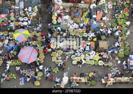 Die bangladeschischen Obsthändler warten während einer landesweiten Sperre auf Kunden auf einem Freiluftmarkt, um die Ausbreitung des neuartigen Coronavirus am 17. April 2021 in Dhaka, Bangladesch, einzudämmen. Foto von Suvra Kanti das/ABACAPRESS.COM Stockfoto