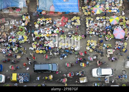 Die bangladeschischen Obsthändler warten während einer landesweiten Sperre auf Kunden auf einem Freiluftmarkt, um die Ausbreitung des neuartigen Coronavirus am 17. April 2021 in Dhaka, Bangladesch, einzudämmen. Foto von Suvra Kanti das/ABACAPRESS.COM Stockfoto
