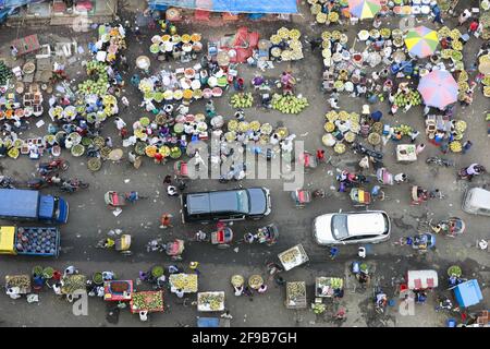 Die bangladeschischen Obsthändler warten während einer landesweiten Sperre auf Kunden auf einem Freiluftmarkt, um die Ausbreitung des neuartigen Coronavirus am 17. April 2021 in Dhaka, Bangladesch, einzudämmen. Foto von Suvra Kanti das/ABACAPRESS.COM Stockfoto