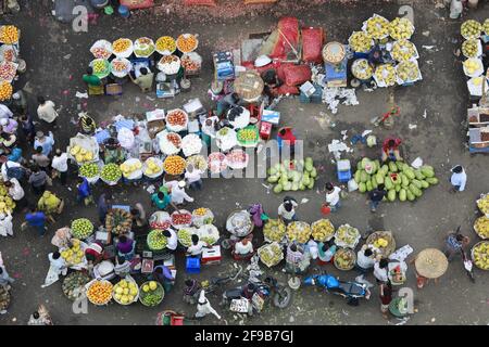 Die bangladeschischen Obsthändler warten während einer landesweiten Sperre auf Kunden auf einem Freiluftmarkt, um die Ausbreitung des neuartigen Coronavirus am 17. April 2021 in Dhaka, Bangladesch, einzudämmen. Foto von Suvra Kanti das/ABACAPRESS.COM Stockfoto