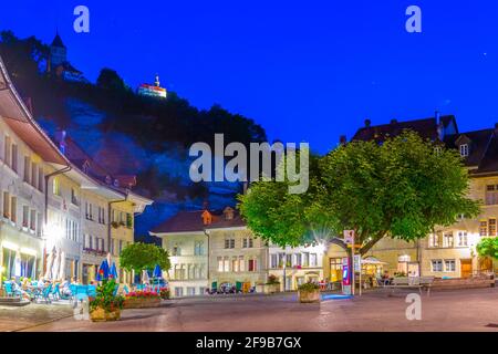 FRIBOURG, SCHWEIZ, 17. JULI 2017: Nachtansicht des St. Johann Platzes in der Altstadt von Freiburg, Schweiz Stockfoto