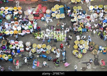 Die bangladeschischen Obsthändler warten während einer landesweiten Sperre auf Kunden auf einem Freiluftmarkt, um die Ausbreitung des neuartigen Coronavirus am 17. April 2021 in Dhaka, Bangladesch, einzudämmen. Foto von Suvra Kanti das/ABACAPRESS.COM Stockfoto