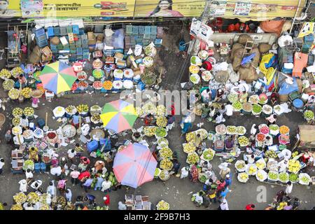Die bangladeschischen Obsthändler warten während einer landesweiten Sperre auf Kunden auf einem Freiluftmarkt, um die Ausbreitung des neuartigen Coronavirus am 17. April 2021 in Dhaka, Bangladesch, einzudämmen. Foto von Suvra Kanti das/ABACAPRESS.COM Stockfoto