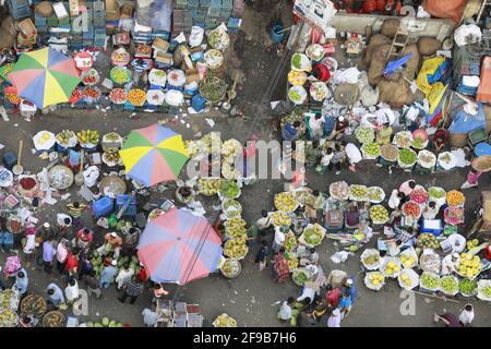 Die bangladeschischen Obsthändler warten während einer landesweiten Sperre auf Kunden auf einem Freiluftmarkt, um die Ausbreitung des neuartigen Coronavirus am 17. April 2021 in Dhaka, Bangladesch, einzudämmen. Foto von Suvra Kanti das/ABACAPRESS.COM Stockfoto