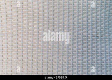 Die Textur des Stuhls aus weißem Kunststoff-Weidenkorb Stockfoto