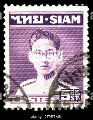 MOSKAU, RUSSLAND - 22. SEPTEMBER 2019: In Thailand gedruckte Briefmarke zeigt König Bhumibol Adulyadej (1947-1955), Serie, um 1947 Stockfoto