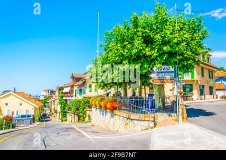 CHEXBRES, SCHWEIZ, 18. JULI 2017:schmale Straße im Dorf Chexbres in der Region Lavaux in der schweiz Stockfoto