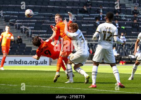 MILTON KEYNES, GROSSBRITANNIEN. 17. APRIL: John Marquis von Portsmouth versucht in der ersten Hälfte der Sky Bet League One am Samstag, dem 17. April 2021, einen Torschuss zwischen MK Dons und Portsmouth im Stadium MK, Milton Keynes. (Kredit: John Cripps, Mi News) Kredit: MI Nachrichten & Sport /Alamy Live Nachrichten Stockfoto