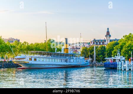 LAUSANNE, SCHWEIZ, 18. JULI 2017: Die Passagierfähre kommt am Pier im Hafen von Lausanne, Schweiz an Stockfoto