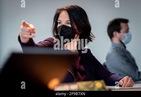Potsdam, Deutschland. April 2021. Annalena Baerbock, Bundesvorsitzende von Bündnis 90/die Grünen, nimmt an der digitalen Landesdelegiertenkonferenz von Bündnis 90/die Grünen Brandenburg Teil. Baerbock kandidiert für die Bundestagswahl 2021 als Spitzenkandidat der Brandenburgischen Grünen. Quelle: Kay Nietfeld/dpa/Alamy Live News Stockfoto