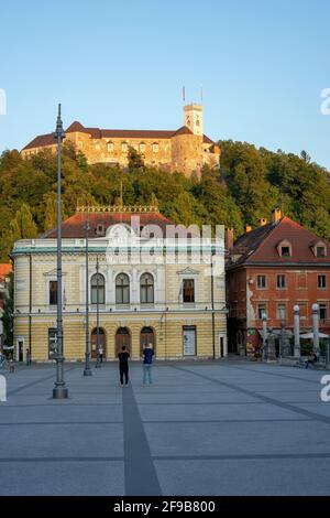 Blick auf die Burg von Ljubljana vom Zentrum aus Stockfoto