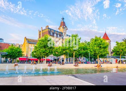 LAUSANNE, SCHWEIZ, 18. JULI 2017: Während des Sonnenuntergangs in Lausanne, Schweiz, schlendern die Menschen vor dem Hotel Aulac Stockfoto