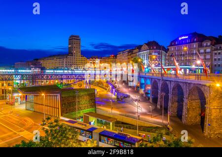LAUSANNE, SCHWEIZ, 18. JULI 2017: Nachtansicht des Bel-Air-Turms über dem Flon-Platz in Lausanne, Schweiz Stockfoto