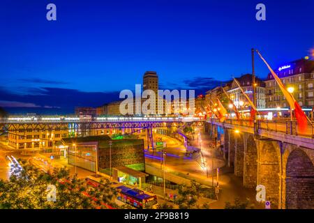 LAUSANNE, SCHWEIZ, 18. JULI 2017: Nachtansicht des Bel-Air-Turms über dem Flon-Platz in Lausanne, Schweiz Stockfoto