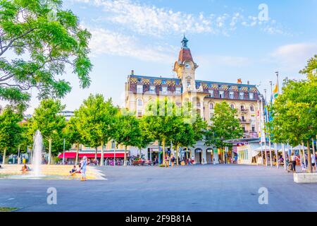 LAUSANNE, SCHWEIZ, 18. JULI 2017: Während des Sonnenuntergangs in Lausanne, Schweiz, schlendern die Menschen vor dem Hotel Aulac Stockfoto