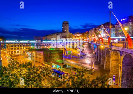 LAUSANNE, SCHWEIZ, 18. JULI 2017: Nachtansicht des Bel-Air-Turms über dem Flon-Platz in Lausanne, Schweiz Stockfoto