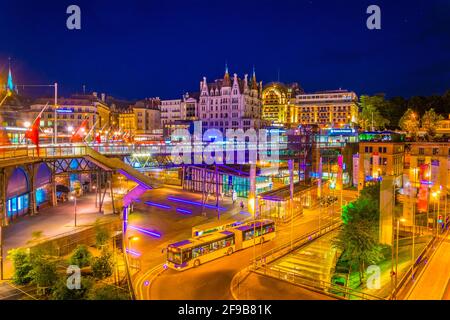 LAUSANNE, SCHWEIZ, 18. JULI 2017: Nachtansicht des Flon-Platzes in Lausanne, Schweiz Stockfoto