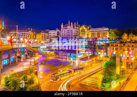 LAUSANNE, SCHWEIZ, 18. JULI 2017: Nachtansicht des Flon-Platzes in Lausanne, Schweiz Stockfoto