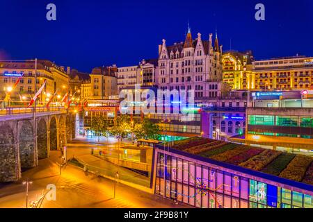 LAUSANNE, SCHWEIZ, 18. JULI 2017: Nachtansicht des Flon-Platzes in Lausanne, Schweiz Stockfoto