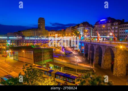 LAUSANNE, SCHWEIZ, 18. JULI 2017: Nachtansicht des Bel-Air-Turms über dem Flon-Platz in Lausanne, Schweiz Stockfoto