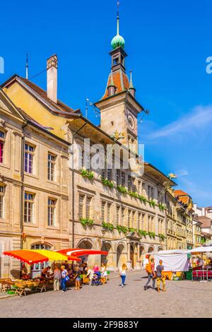 LAUSANNE, SCHWEIZ, 19. JULI 2017: Am Rathaus in Lausanne, Schweiz, passieren Menschen Stockfoto