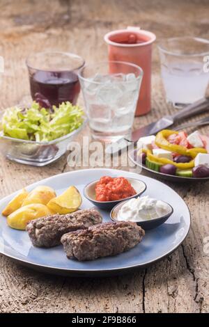 griechische Feta gefüllt Bifteki und Pommes Stockfoto