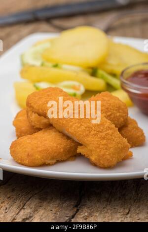 Fischstäbchen mit Kartoffelsalat Stockfoto