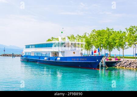 LAUSANNE, SCHWEIZ, 19. JULI 2017: Die Passagierfähre kommt am Pier im Hafen von Lausanne, Schweiz an Stockfoto