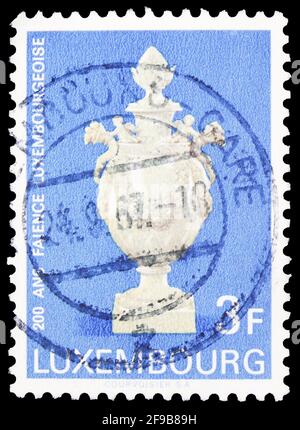 MOSKAU, RUSSLAND - 22. SEPTEMBER 2019: Die in Luxemburg gedruckte Briefmarke zeigt Luxembourg Pottery, Serie, um 1967 Stockfoto