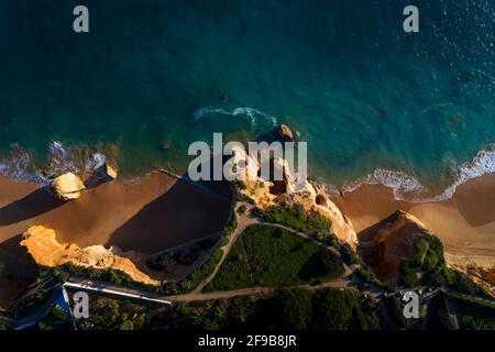 Luftaufnahme des Strandes Vau (Praia do Vau) in Portimao, Algarve, Portugal Stockfoto