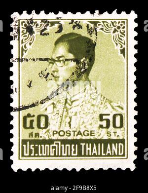 MOSKAU, RUSSLAND - 24. SEPTEMBER 2019: In Thailand gedruckte Briefmarke zeigt König Bhumibol Adulyadej (1973-1982), Serie, um 1982 Stockfoto