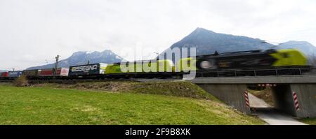 Fischbach Am Inn, Deutschland. April 2021. Ein Güterzug fährt durch das Inntal. Im Tal gibt es Proteste gegen den geplanten Bau einer neuen Route zum Brenner Basistunnel. Nach der Bekanntgabe der Route für mögliche neue Gleise im Inntal in Richtung Brenner fordern Vertreter der Region Verbesserungen, insbesondere den weiteren Tunnelbau. Bürgerinitiativen kündigten weiteren Widerstand an. Quelle: Angelika Warmuth/dpa/Alamy Live News Stockfoto