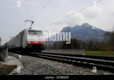 Fischbach Am Inn, Deutschland. April 2021. Ein Güterzug fährt durch das Inntal. Im Tal gibt es Proteste gegen den geplanten Bau einer neuen Route zum Brenner Basistunnel. Nach der Bekanntgabe der Route für mögliche neue Gleise im Inntal in Richtung Brenner fordern Vertreter der Region Verbesserungen, insbesondere den weiteren Tunnelbau. Bürgerinitiativen kündigten weiteren Widerstand an. Quelle: Angelika Warmuth/dpa/Alamy Live News Stockfoto