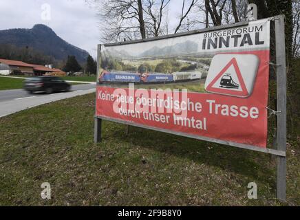 Fischbach Am Inn, Deutschland. April 2021. Neben der Straße steht ein Protestplakat des Bürgerforums Inntal gegen den geplanten Bau einer neuen Schiene im Inntal zum Brenner-Basistunnel. Nach der Bekanntgabe der Route für mögliche neue Gleise im Inntal in Richtung Brenner fordern Vertreter der Region Verbesserungen, insbesondere den weiteren Tunnelbau. Bürgerinitiativen kündigten weiteren Widerstand an. Quelle: Angelika Warmuth/dpa/Alamy Live News Stockfoto