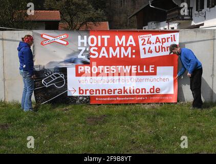 Fischbach Am Inn, Deutschland. April 2021. Barbara und Benno rufen am 24. April 2021 zu einer Protestwelle gegen den geplanten Bau einer neuen Route im Inntal in Richtung Brenner-Basistunnel zu ihrem Haus auf. Nach der Bekanntgabe der Route für mögliche neue Gleise im Inntal in Richtung Brenner fordern Vertreter der Region Verbesserungen, insbesondere weitere Tunnel. Bürgerinitiativen kündigten weiteren Widerstand an. Quelle: Angelika Warmuth/dpa/Alamy Live News Stockfoto