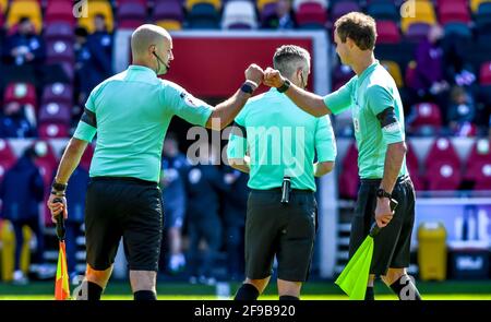 London, Großbritannien. April 2021. Die Beamten beim Start des EFL Sky Bet Championship-Spiels zwischen Brentford und Millwall am 17. April 2021 im Brentford Community Stadium, London, England. Foto von Phil Hutchinson. Nur zur redaktionellen Verwendung, Lizenz für kommerzielle Nutzung erforderlich. Keine Verwendung bei Wetten, Spielen oder Veröffentlichungen einzelner Clubs/Vereine/Spieler. Kredit: UK Sports Pics Ltd/Alamy Live Nachrichten Stockfoto