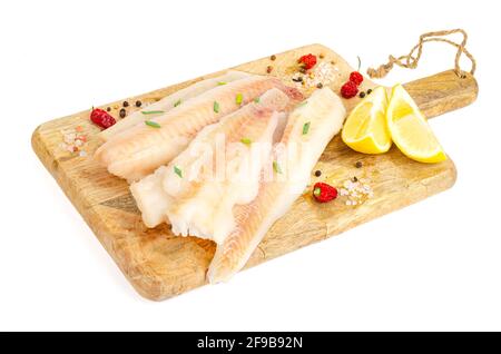 Rohes pollock-Filet auf der Küche, die Holzbrett schneidet. Studio Photo Stockfoto