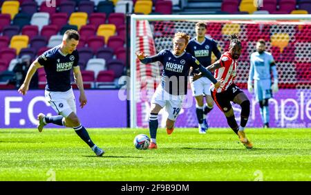 London, Großbritannien. April 2021. Ryan Woods von Millwall kommt mit dem Ball während des EFL Sky Bet Championship-Spiels zwischen Brentford und Millwall am 17. April 2021 im Brentford Community Stadium, London, England. Foto von Phil Hutchinson. Nur zur redaktionellen Verwendung, Lizenz für kommerzielle Nutzung erforderlich. Keine Verwendung bei Wetten, Spielen oder Veröffentlichungen einzelner Clubs/Vereine/Spieler. Kredit: UK Sports Pics Ltd/Alamy Live Nachrichten Stockfoto