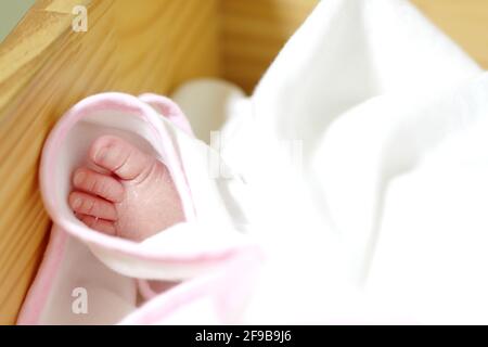 Die Füße des Babys stapelten sich in einem weißen Handtuch. Stockfoto