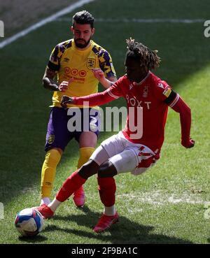 Alex Mighten von Nottingham Forest (rechts) und Pipa von Huddersfield Town kämpfen während des Sky Bet Championship-Spiels im City Ground, Nottingham, um den Ball. Bilddatum: Samstag, 17. April 2021. Stockfoto