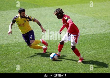 Alex Mighten von Nottingham Forest (rechts) und Pipa von Huddersfield Town kämpfen während des Sky Bet Championship-Spiels im City Ground, Nottingham, um den Ball. Bilddatum: Samstag, 17. April 2021. Stockfoto