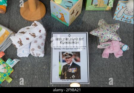 Tenterden, Großbritannien. April 2021. Mitteilungen im Fenster des Webbs-Shops in Tenterden im britischen Weald of Kent, die Kunden darüber informieren, dass der Shop während der Beerdigung von S.H. Prinz Philip, Herzog von Edinburgh in Windsor, als Zeichen des Respekts geschlossen wird. Kredit: Richard Crease/Alamy Live Nachrichten Stockfoto