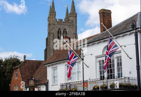 Tenterden, Großbritannien. April 2021. Die Unionsflagge fliegt am halben Mast über dem Rathaus in Tenterden im britischen Weald of Kent als Zeichen des Respekts am Tag der Beerdigung von S.H. Prinz Philip, Herzog von Edinburgh in Windsor. Kredit: Richard Crease/Alamy Live Nachrichten Stockfoto