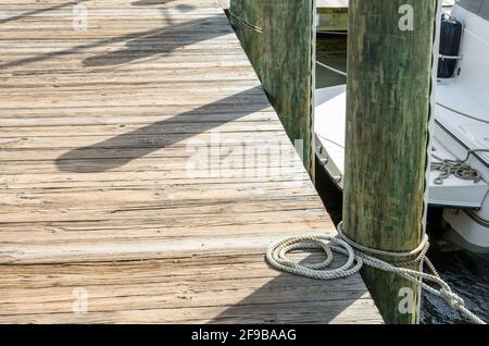 Detail eines hölzernen Piers mit einem Seil gebunden An einen Ankerplatz Stockfoto