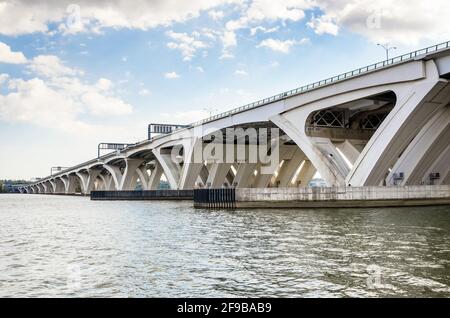 Moderne Straßenbrücke über einen breiten Fluss auf einer klaren Herbstmorgen Stockfoto