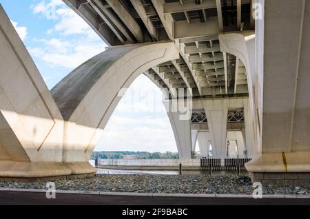 Blick von unten auf die Unterseite Struktur eines großen Straßenbrücke spannig einen Fluss Stockfoto